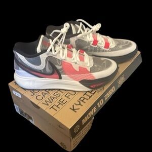 Authentic Nike Kyrie size 11 men’s shoes NIB Retail$189
NEW